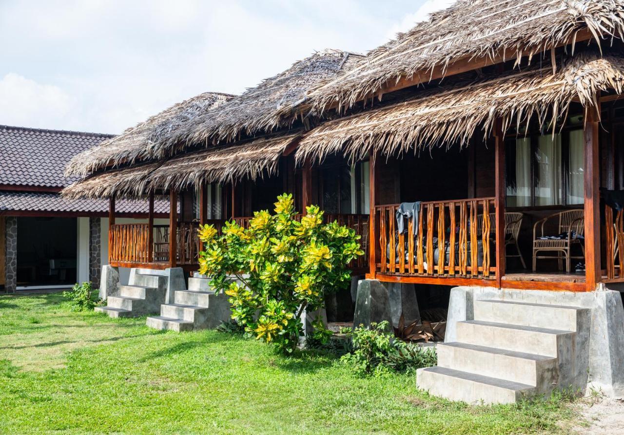 The Ujung Bocur Bungalows Krui ภายนอก รูปภาพ